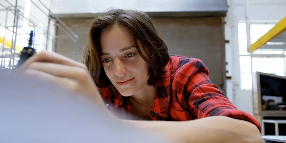 Konstrukteurin am Zeichentisch